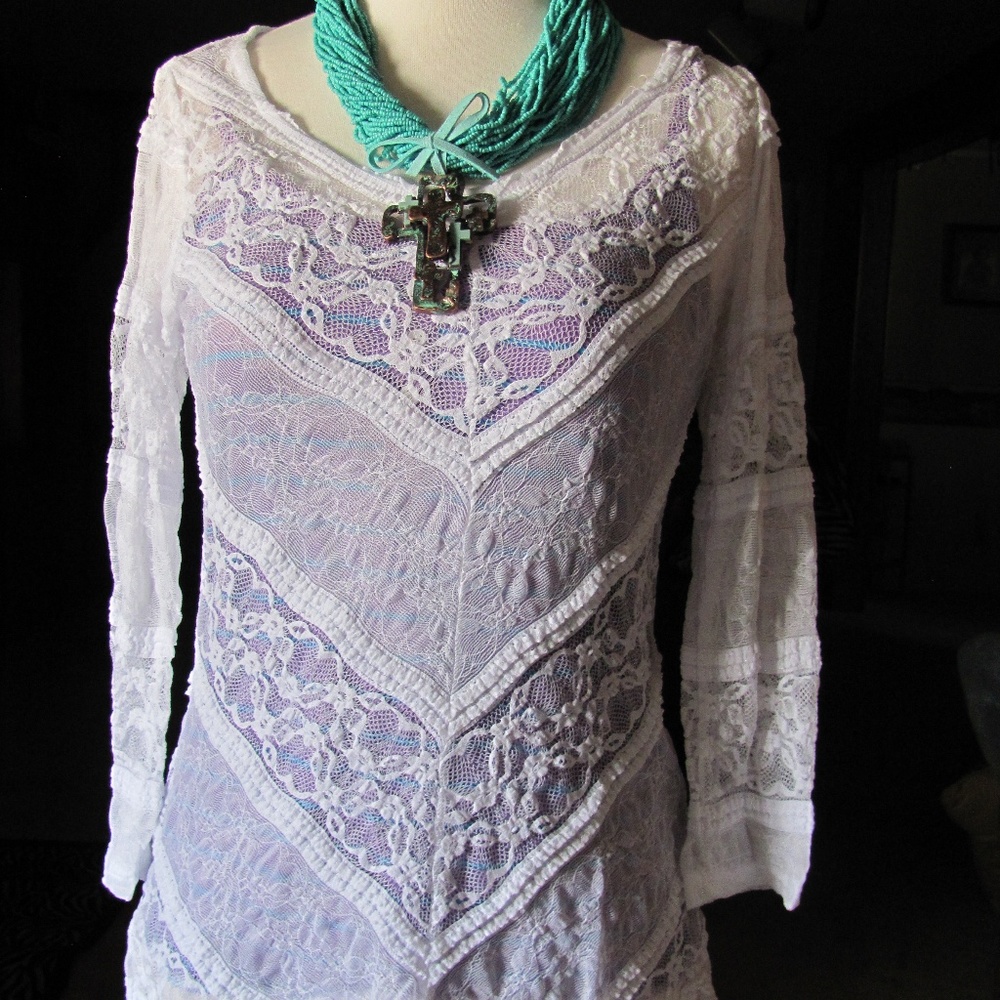 BKE RED BOHO Inspired White Semisheer Lace Top 80%